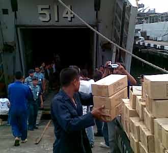 KRI Mandar Angkut Bantuan 