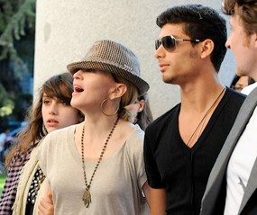 Tak Mau Pacari Pria Botak, Madonna Pilih Cintai Berondong