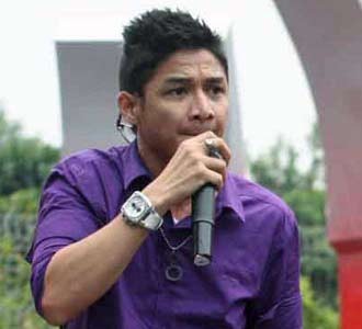 Pasha Berbaju Ungu