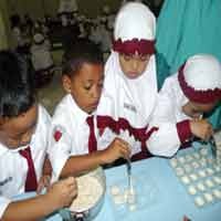 Kenalkan Kuliner dengan Demo Membuat Kue 