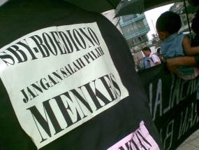 Pendemo Protes Pelayanan Kesehatan yang Minim