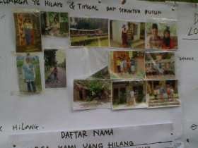 Warga Pajang Foto Keluarga yang Hilang