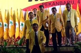 Hilangkan Jenuh, Petugas Keamanan Sempatkan Diri Bermain Bola