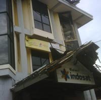 Bos Indosat Serahkan Donasi Rp 2 Miliar