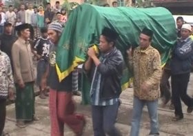 Ibu Pingsan Saat Jenazah Hapsari Dimasukan ke Liang Lahat