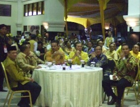 Adu Mulut Terus Terjadi, Sidang Kembali Diskors 