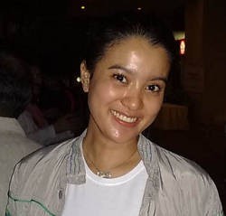 Marcella Zalianty Puas Datangi Langsung Korban Gempa Padang