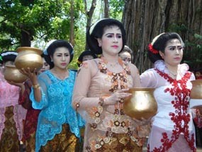 105 Wanita Diwisuda sebagai Penari Tayub