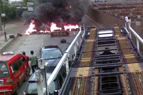 Warga Bebaskan 50 Mobil yang Disandera