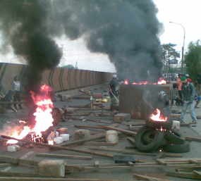 Warga Lempar Bom Molotov dan Acungkan Bambu Runcing