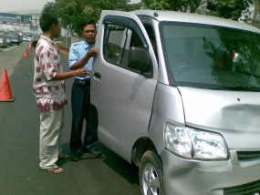 Wuut..Bruk! Blue Bird Tabrak Avanza, Gran Max Tabrak Blue Bird