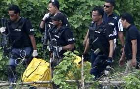 Rumah Orangtua FR Dipenuhi Warga