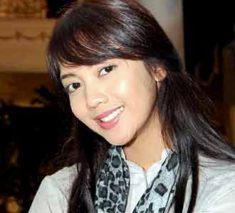 Ririn Cantik Dengan Syal