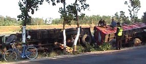 Hindari Makhluk Halus, Truk Pakan Ternak Nyungsep