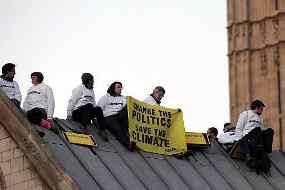 Aktivis Greenpeace Duduki Atap Gedung Parlemen Inggris
