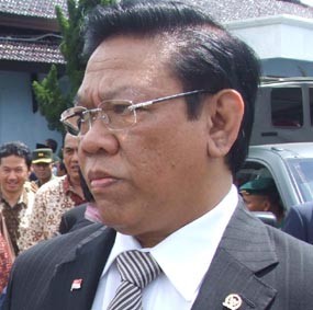 Hatta Minta Agung Laksono Cek Korupsi Ayat Rokok