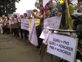 Oemar Bakri Tuntut Diangkat Jadi PNS