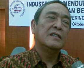 Produsen Karet yang Harus Puas Jadi Tukang Dagang Ban