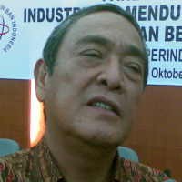 Produsen Karet yang Harus Puas Jadi Tukang Dagang Ban