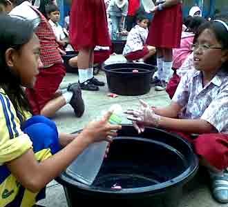 Ratusan Siswa Cuci Tangan Pakai Sabun