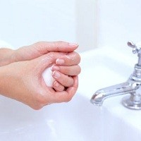 Benarkah Cuci Tangan dengan Air Panas Lebih Baik?