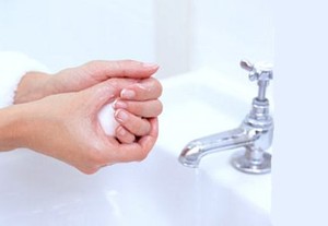Benarkah Cuci Tangan dengan Air Panas Lebih Baik?