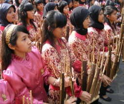 Alunan Angklung Menggema di Paris Van Java