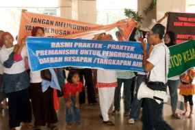 Satpol PP Bubarkan Demo Rusunami Pesanggrahan