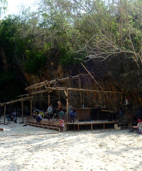 Julia Roberts Nge-bar di Pantai