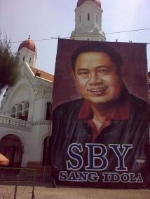 Poster Raksasa SBY Nangkring di Lawangsewu