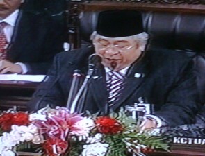 Nyanyian Bukan Cinta Biasa Kalahkan Pidato Ketua MPR