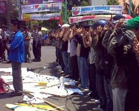 Kecam Pelantikan SBY-Boediono, Aktivis PMII Shalat Gaib