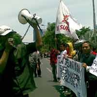 Kecam Pelantikan SBY-Boediono, Demo Mahasiswa Dibubarkan