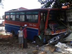 Setir Patah, Metro Mini Tabrak Warung Makan