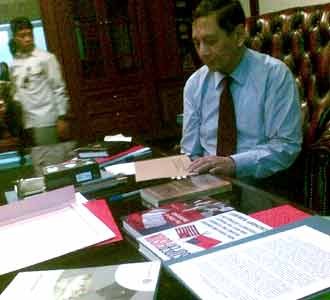 Juwono Beres-beres Ruang Kerja