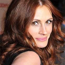 Julia Roberts Nikmati Sunset di Pantai Padang-Padang