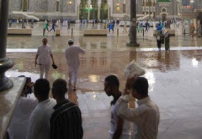 Angin Kencang dan Hujan Lebat Guyur Mekkah