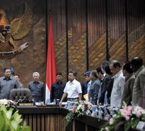 Sudi Dikira SBY, Para Menteri Berdiri Beri Hormat