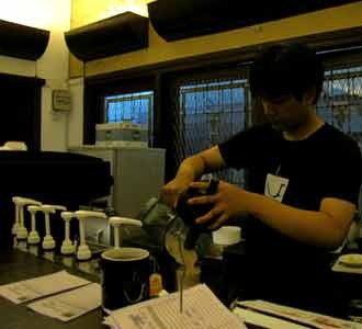 Menikmati Hangatnya Sore dengan Kopi