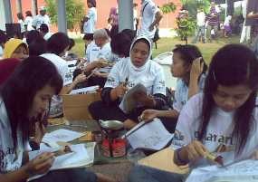 Membatik Massal: Dari Terbakar, Teliti dan Diakhiri Tawa