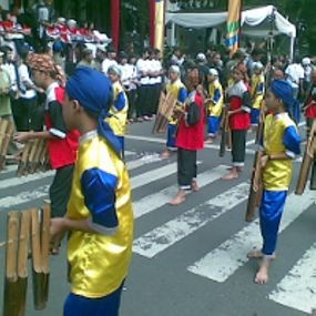 Sempat Diguyur Hujan, Peserta Pawai Lanjut Terus