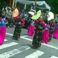 Sempat Diguyur Hujan, Peserta Pawai Lanjut Terus