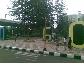 Empat Huruf Raksasa Hiasi Jalan Dago