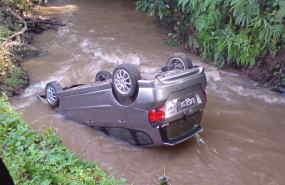 Honda Jazz Tercebur Sungai di Depok