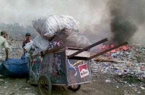 Puluhan Penghuni Kolong Fly Over Kampung Melayu Diobrik-abrik