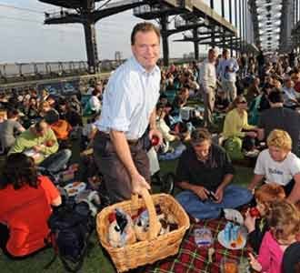 Piknik di Atas Jembatan Sydney