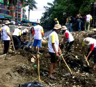 Sampah Sungai Cikapundung Dibesihkan