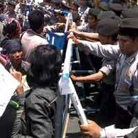 Tagih Janji Kampanye, Mahasiswa dan Polisi Saling Dorong