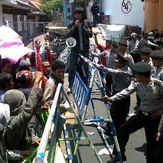 Mahasiswa dan Polisi Adu Dorong