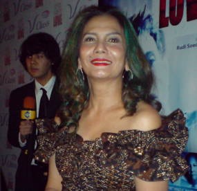 Christine Hakim Dampingi Julia Roberts di 'Eat, Pray, Love'?